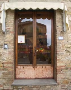 La porta della Bottega Pacini a Radicondoli